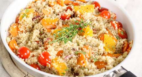 Insalata di quinoa e verdure mediterranee: il piatto fresco e vegano perfetto per l'estate!